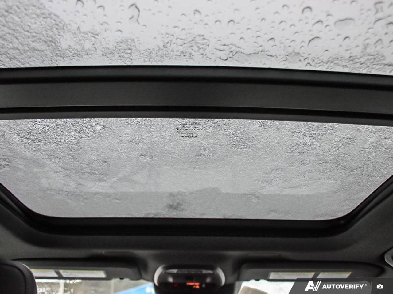 2022 Volvo XC40 R-DesignACCIDENT-FREE, AWD, POWER TAILGATE, SUNROO Photo