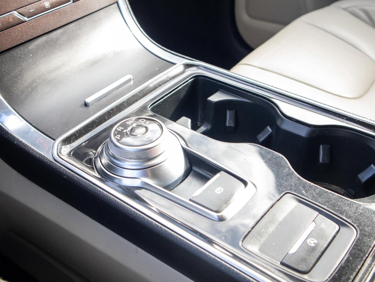 2020 Ford Edge Titanium - Heated, Ventilated Seats Photo