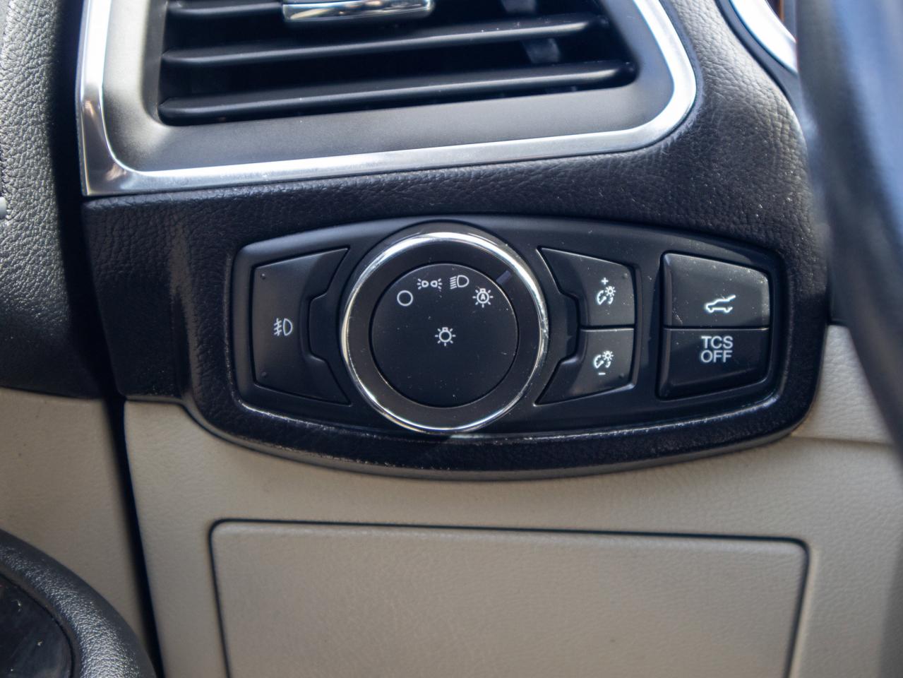 2020 Ford Edge Titanium - Heated, Ventilated Seats Photo