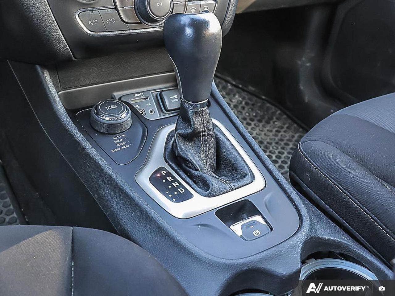 2015 Jeep Cherokee LatitudeNORTH, 4X4, V6, HEATED CLOTH, AS-TRADED! Photo