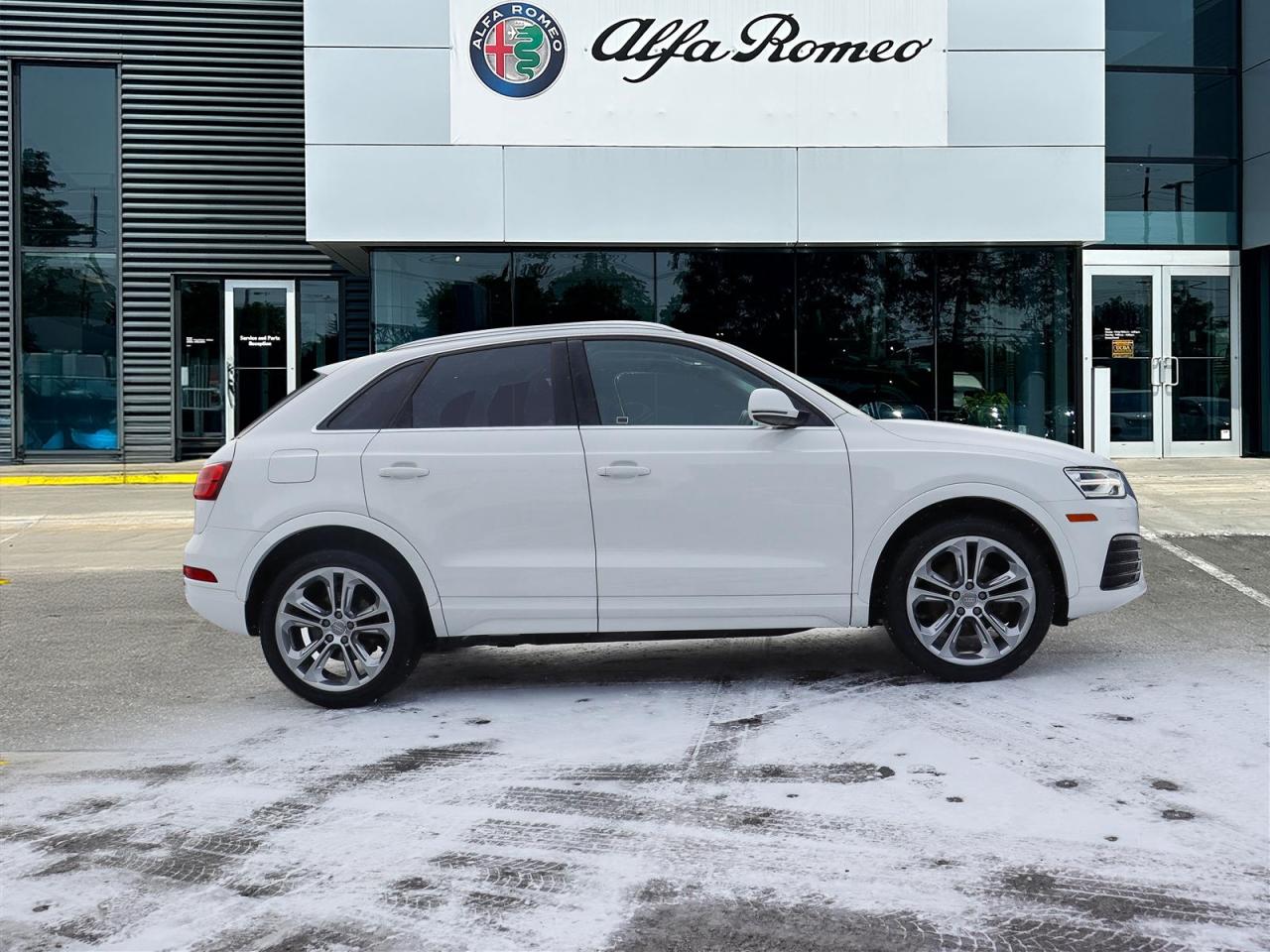 2018 Audi Q3 2.0T Progressiv quattro 6sp Tiptronic Photo3