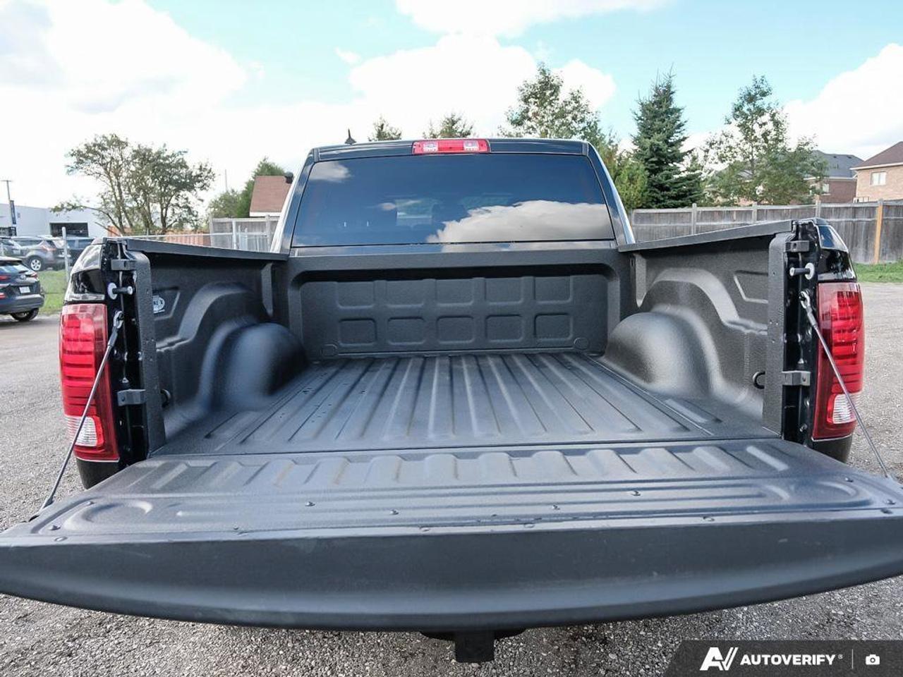 2023 RAM 1500 Classic WarlockWARLOCK, CREW, 4X4, V6, NAV, HTD CLOTH, GOO Photo