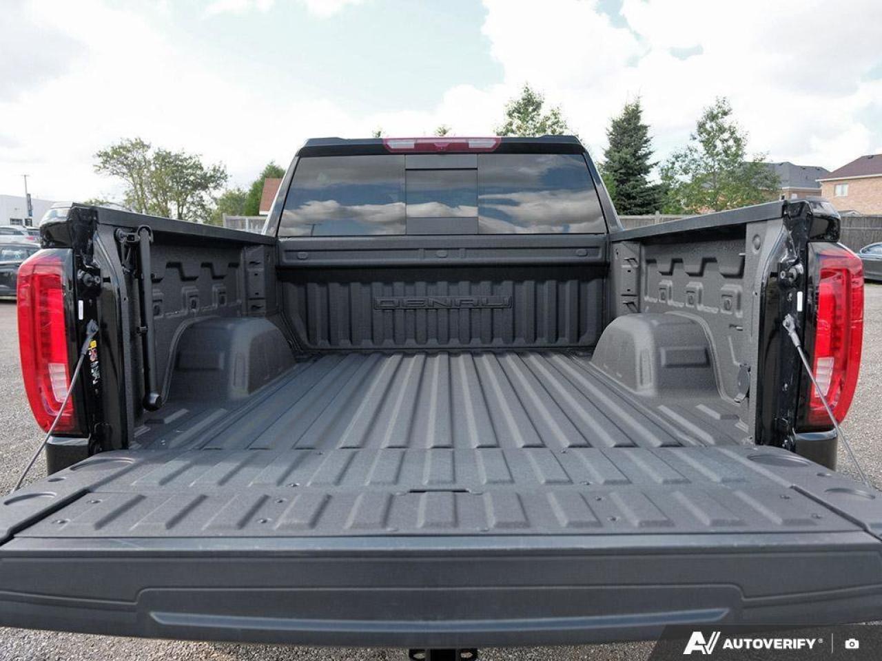 2024 GMC Sierra 1500 DenaliDENALI, CREW, 4X4, 5.3L, NAV, ROOF, 1-OWNER! Photo