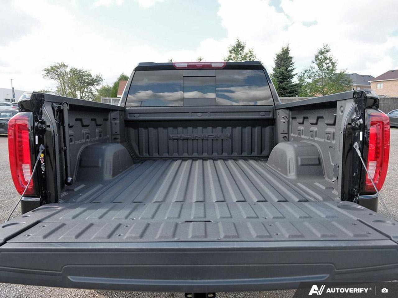 2024 GMC Sierra 1500 DenaliDENALI, CREW, 4X4, 5.3L, NAV, ROOF, 1-OWNER! Photo