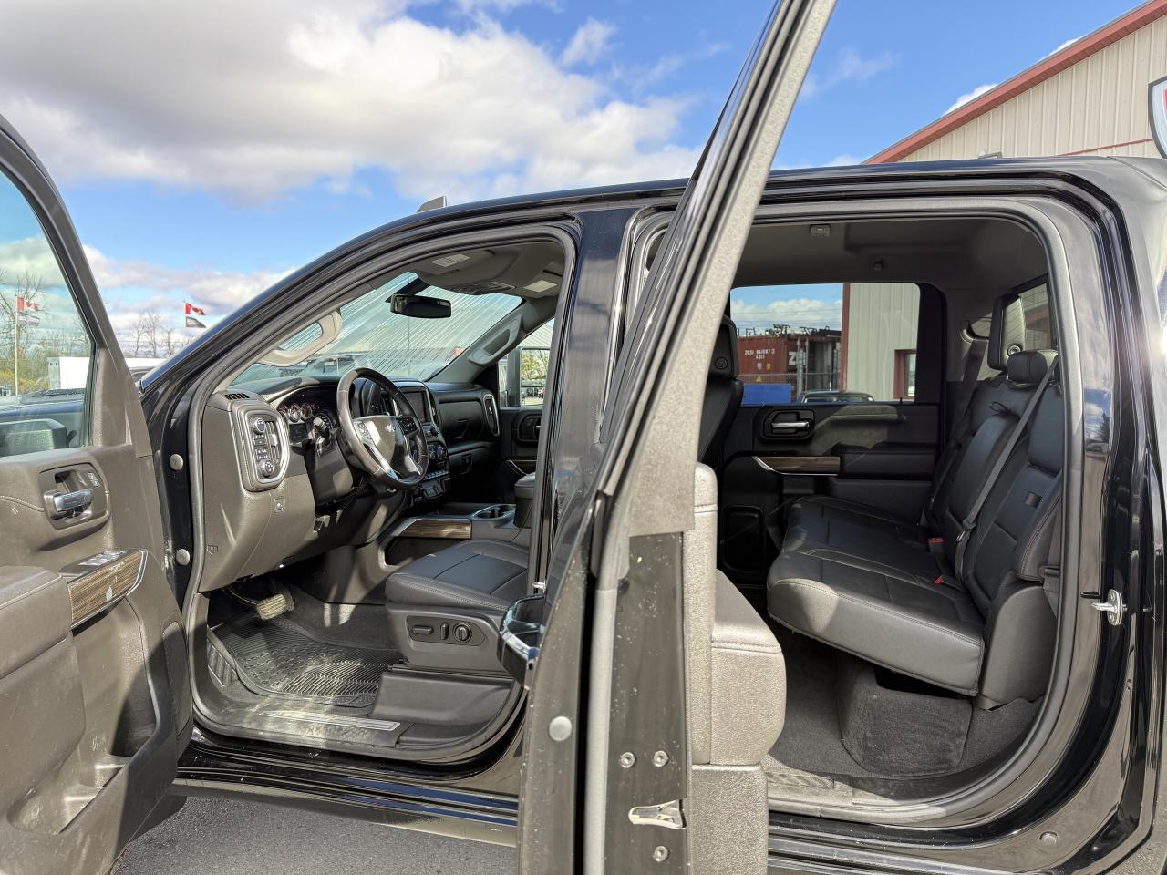 2022 Chevrolet SILVERADO 2500HD 4WD Crew Cab 159  LT Photo