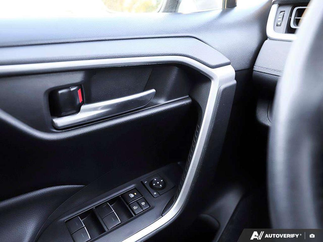 2023 Toyota RAV4 Hybrid SEHYBRID, SUNROOF, HTD SEATS, ADAPTIVE CRUISE, CARPLAY Photo