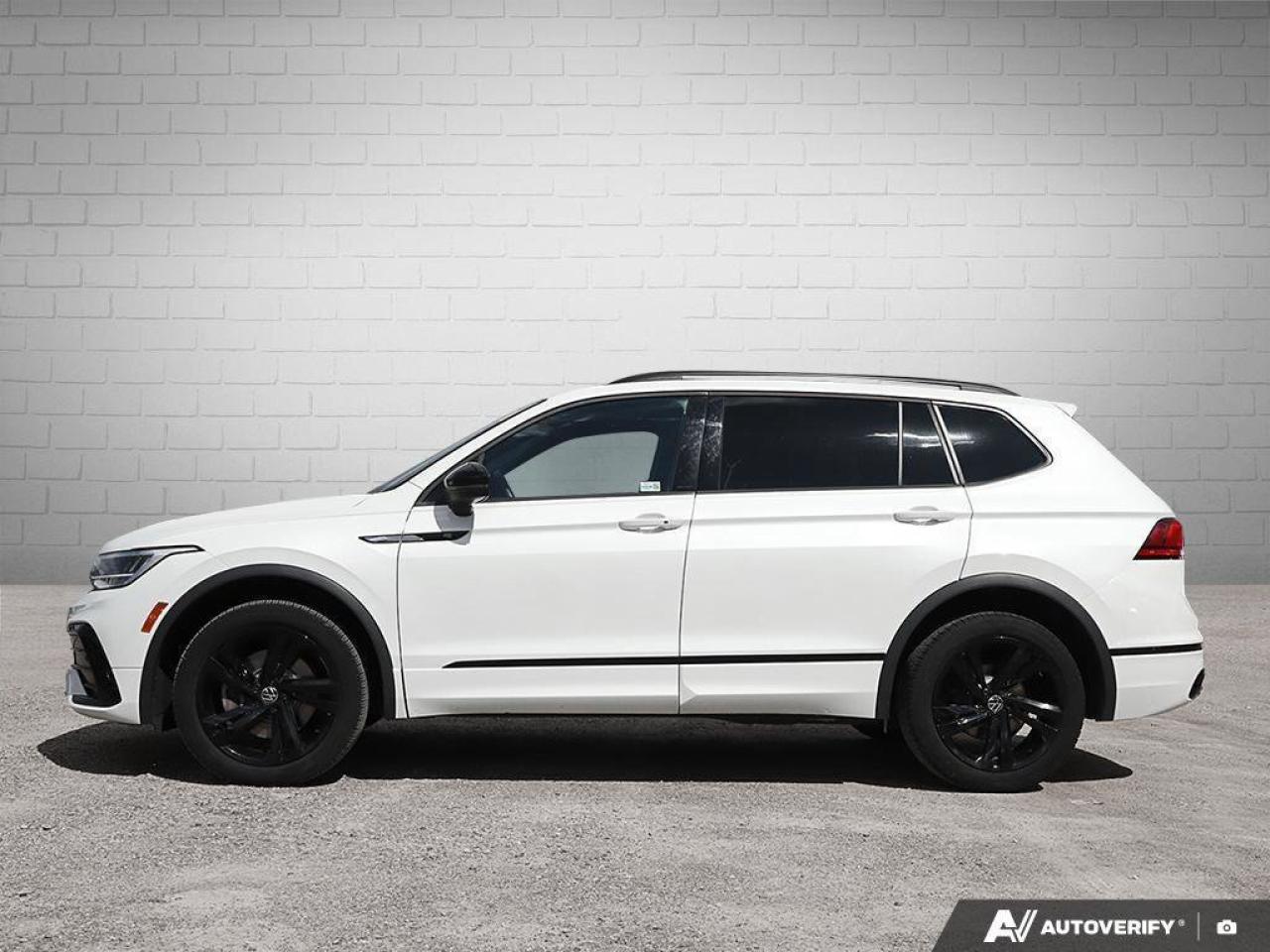 2023 Volkswagen Tiguan Comfortline R-Line Black EditionONE-OWNER, ACCIDEN Photo