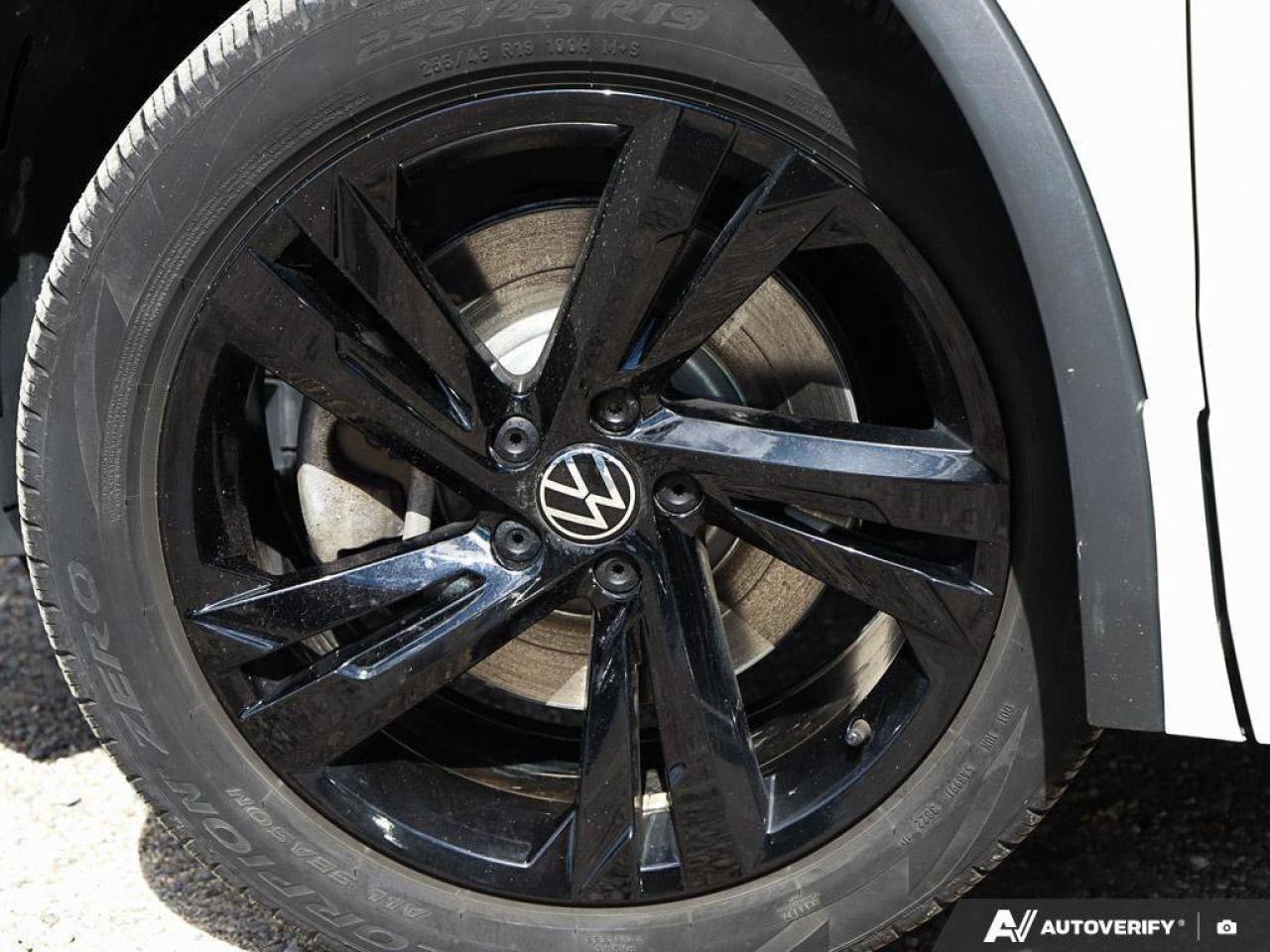 2023 Volkswagen Tiguan Comfortline R-Line Black EditionONE-OWNER, ACCIDEN Photo