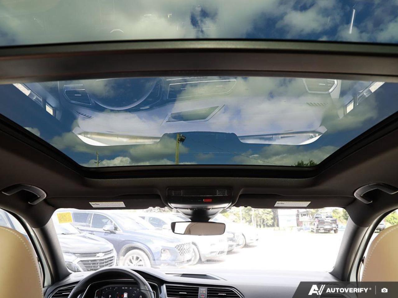 2023 Volkswagen Tiguan Comfortline R-Line Black EditionONE-OWNER, ACCIDEN Photo