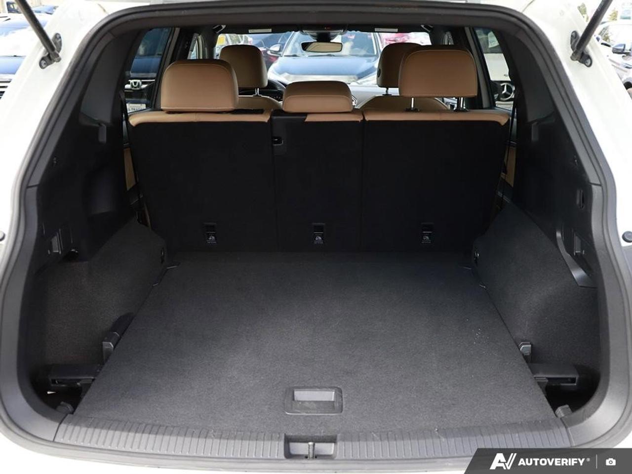 2023 Volkswagen Tiguan Comfortline R-Line Black EditionONE-OWNER, ACCIDEN Photo