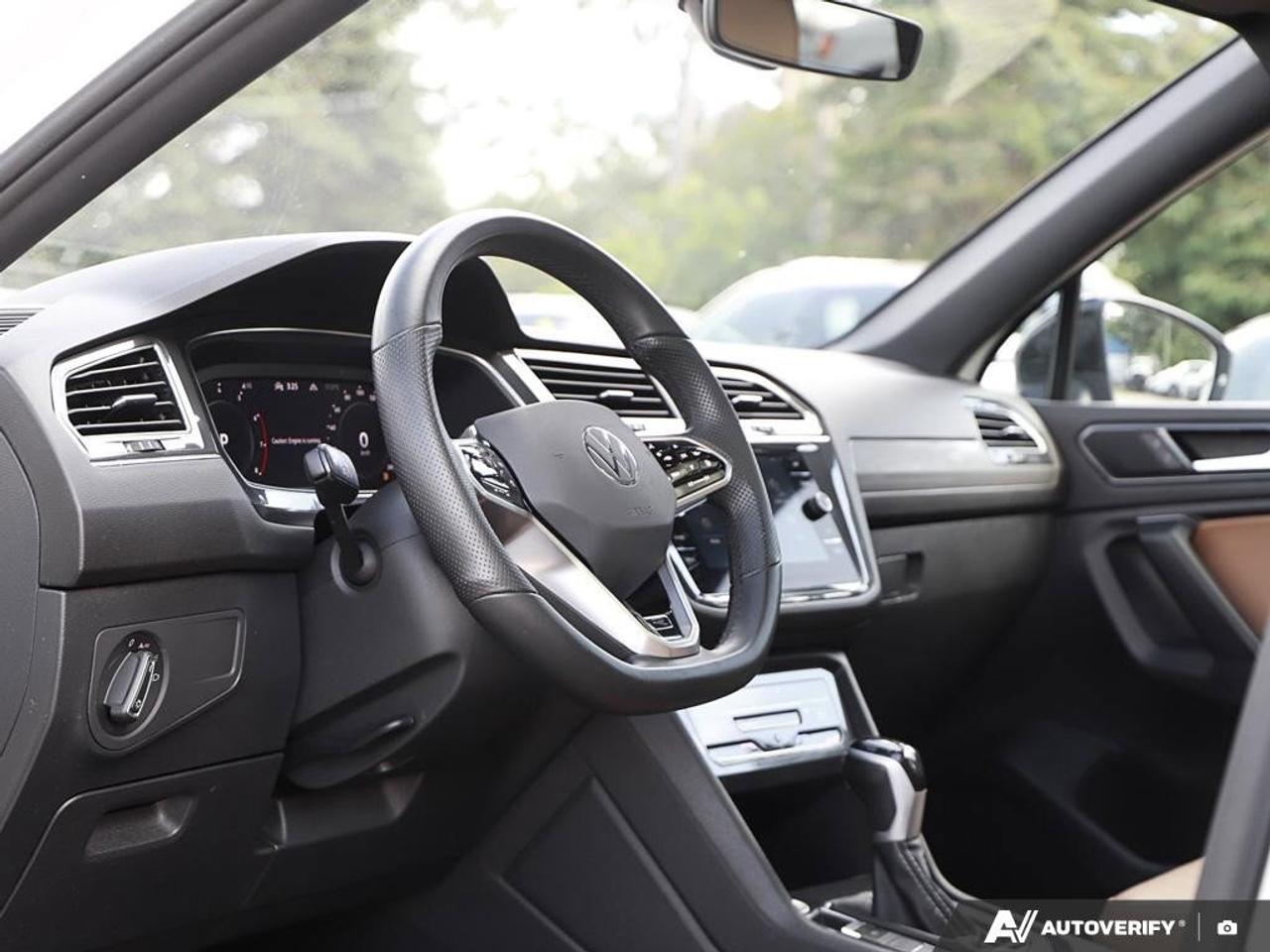 2023 Volkswagen Tiguan Comfortline R-Line Black EditionONE-OWNER, ACCIDEN Photo