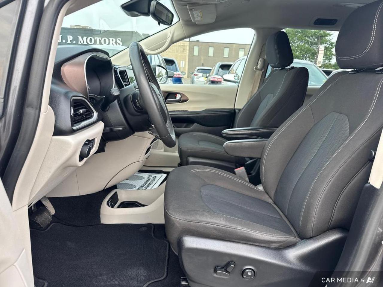 2022 Chrysler Grand Caravan SXT BACKUP   BLUETOOTH   HTD SEATS   KEYLESS ENTRY Photo