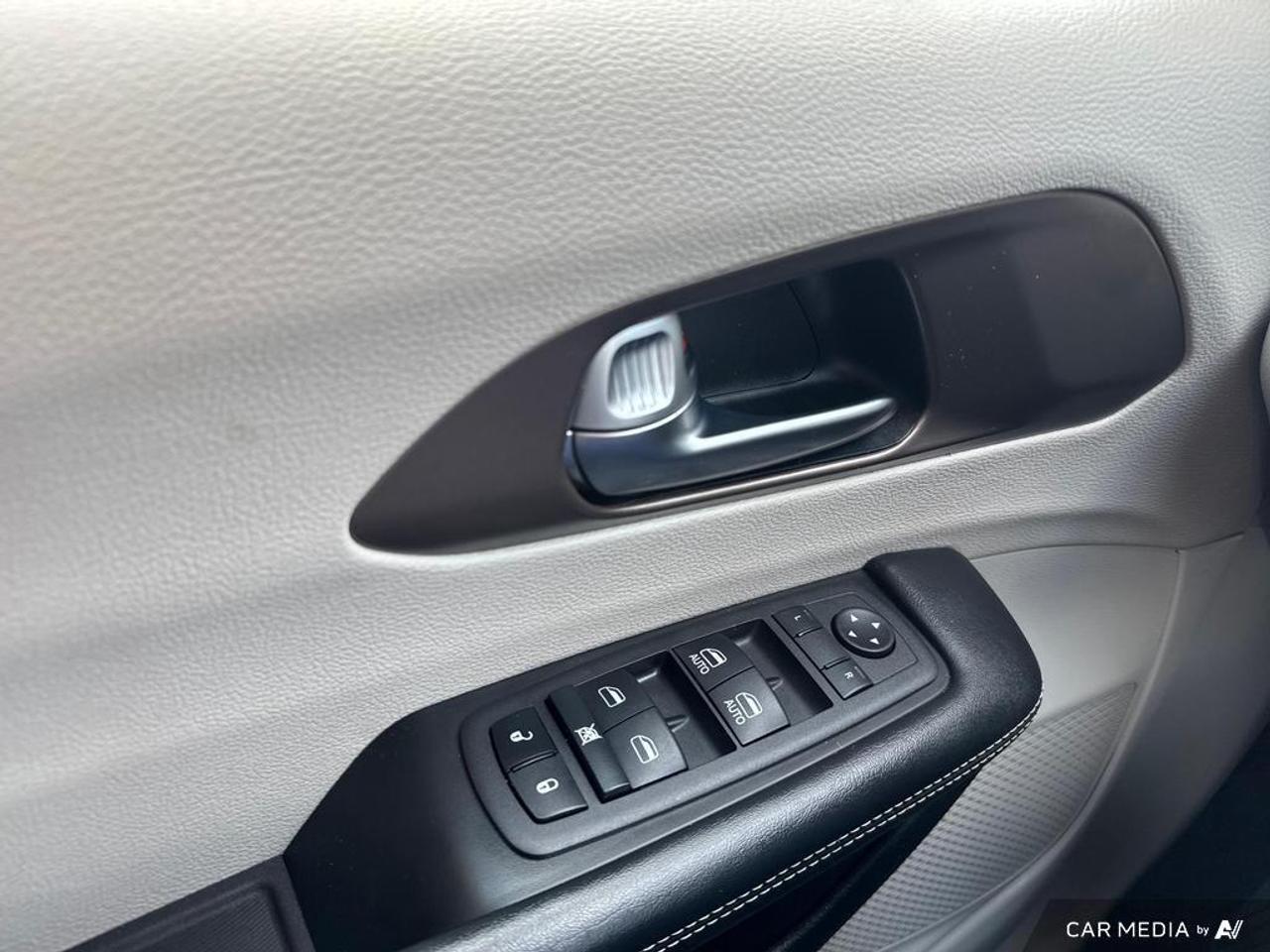 2022 Chrysler Grand Caravan SXT BACKUP   BLUETOOTH   HTD SEATS   KEYLESS ENTRY Photo