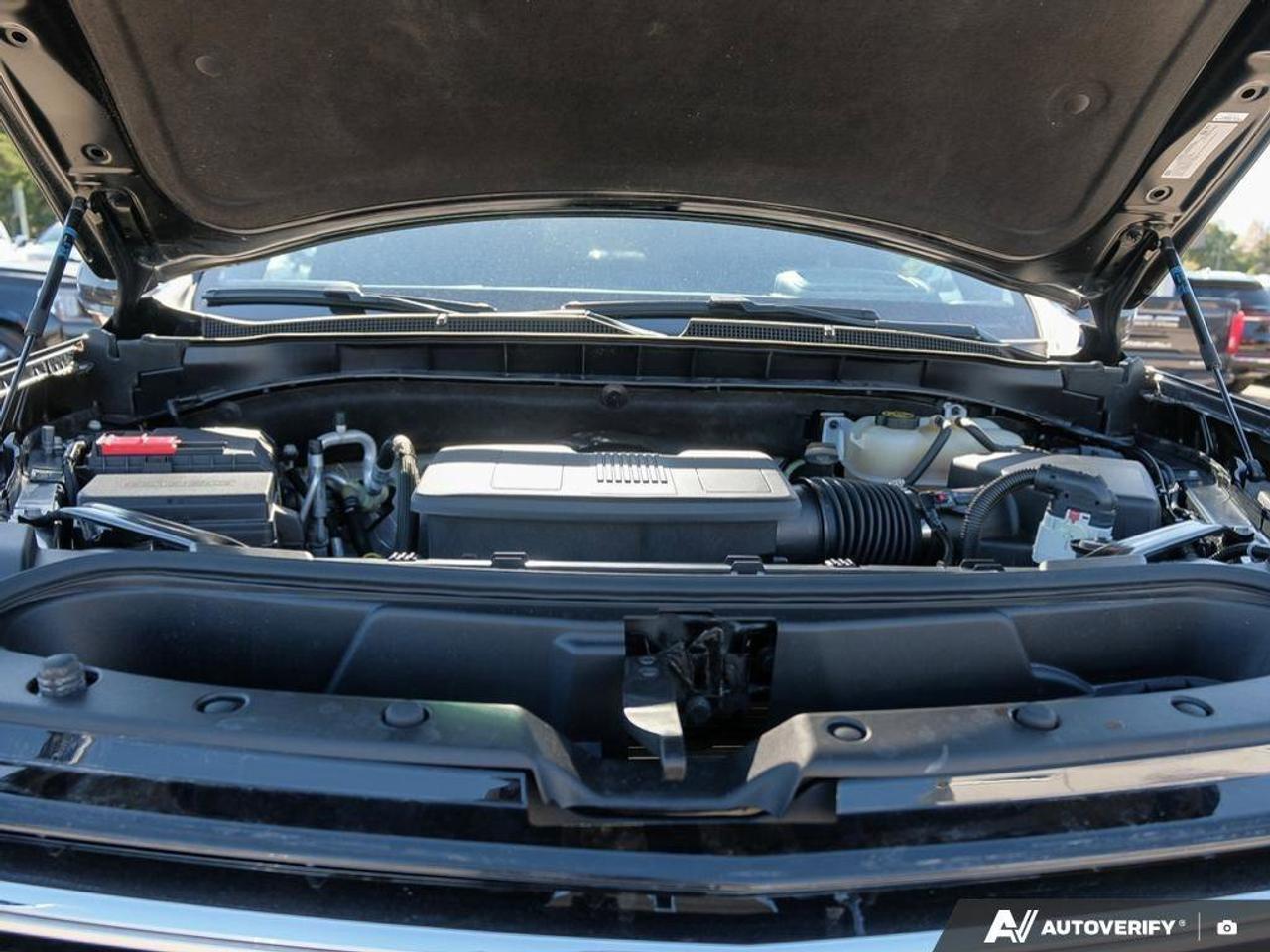 2023 Chevrolet Suburban High CountryHIGH COUNTRY, 6.2L, 4X4, NAV, ROOF, LO Photo