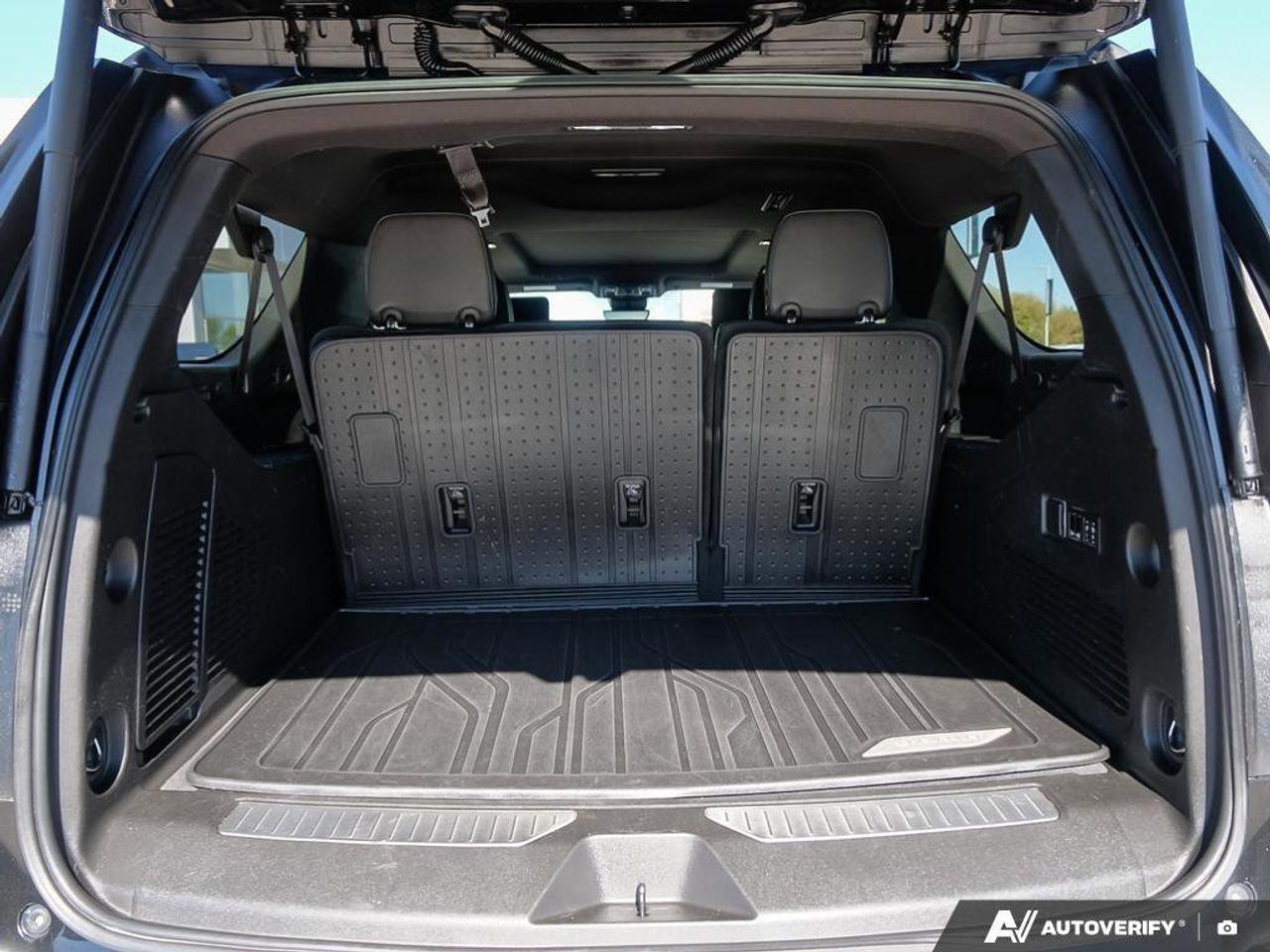 2023 Chevrolet Suburban High CountryHIGH COUNTRY, 6.2L, 4X4, NAV, ROOF, LO Photo