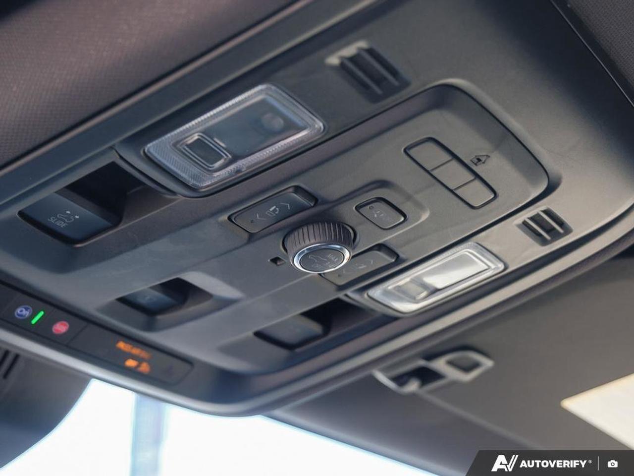 2023 Chevrolet Suburban High CountryHIGH COUNTRY, 6.2L, 4X4, NAV, ROOF, LO Photo