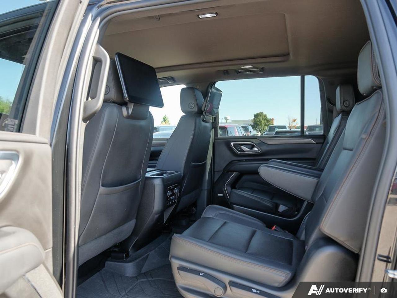 2023 Chevrolet Suburban High CountryHIGH COUNTRY, 6.2L, 4X4, NAV, ROOF, LO Photo