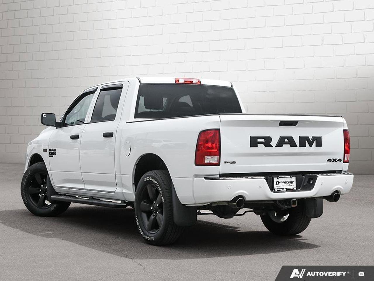 2022 RAM 1500 Classic ExpressBLACK EXPRESS, NIGHT, CREW, 4X4, HEMI, HEAT Photo3