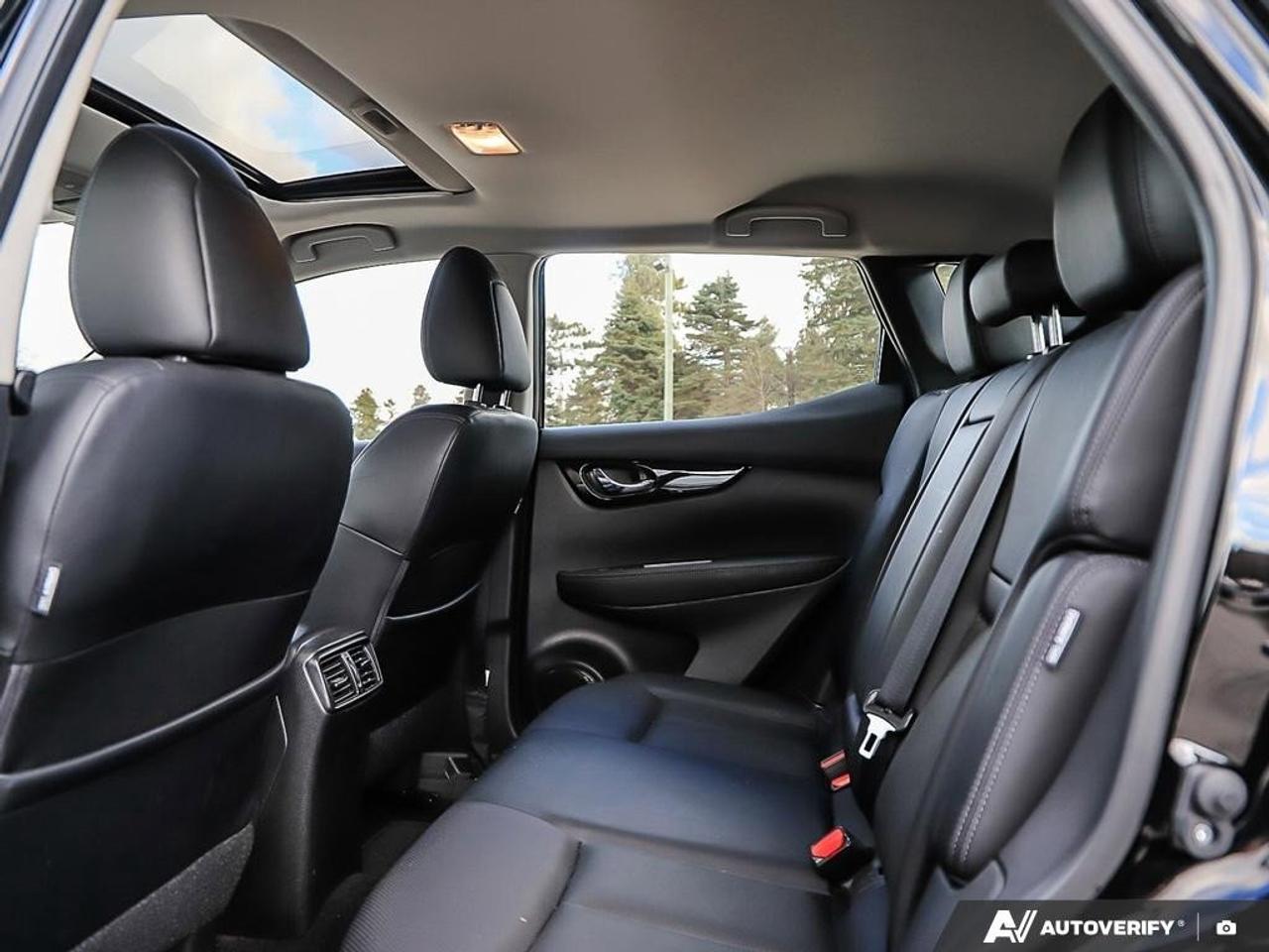 2022 Nissan Qashqai SVACCIDENT-FREE, SUNROOF, BACKUP CAM, HTD SEATS, C Photo