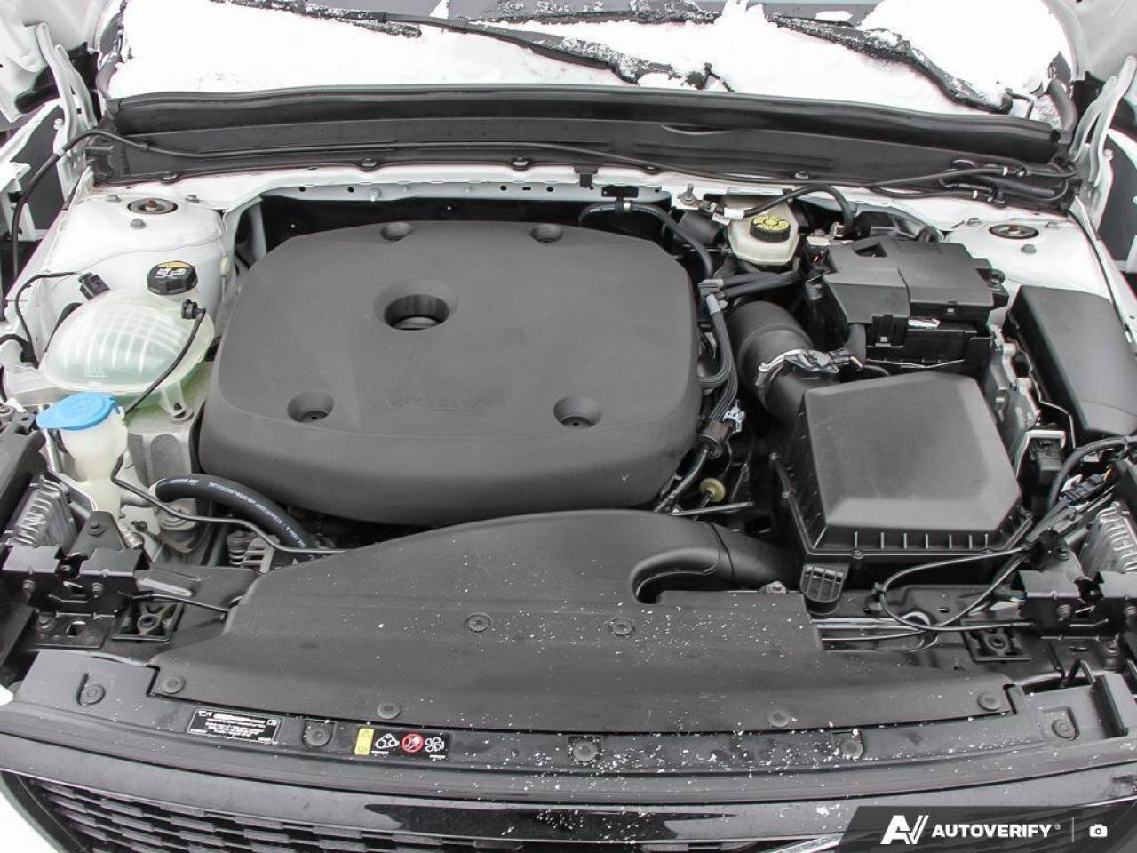 2022 Volvo XC40 R-DesignACCIDENT-FREE, AWD, POWER TAILGATE, SUNROO Photo