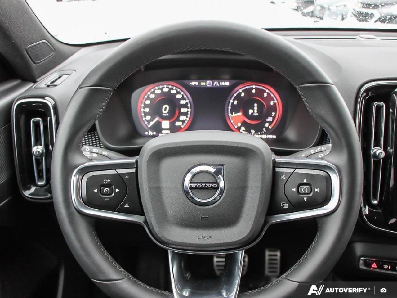 2022 Volvo XC40 R-DesignACCIDENT-FREE, AWD, POWER TAILGATE, SUNROO Photo