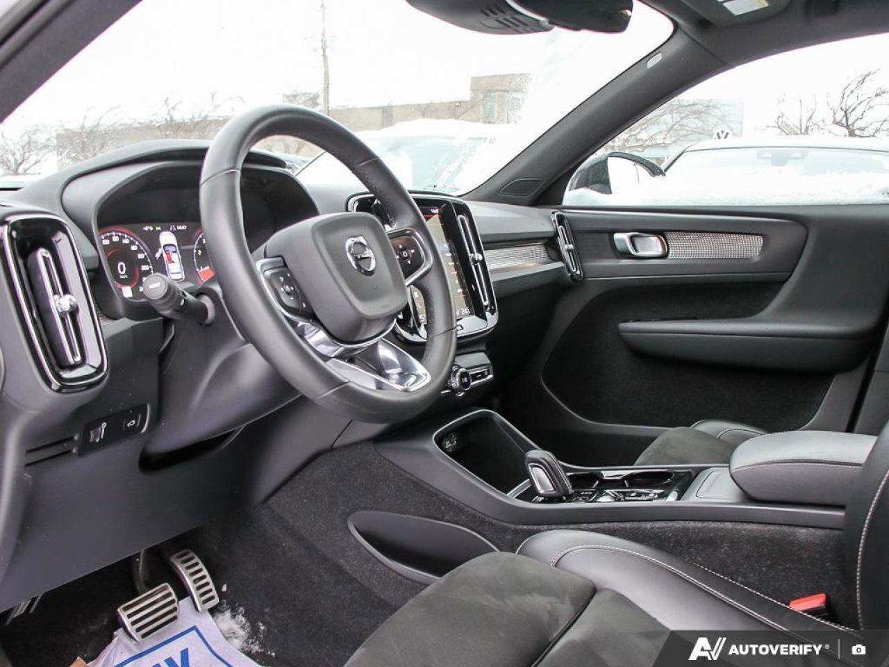 2022 Volvo XC40 R-DesignACCIDENT-FREE, AWD, POWER TAILGATE, SUNROO Photo