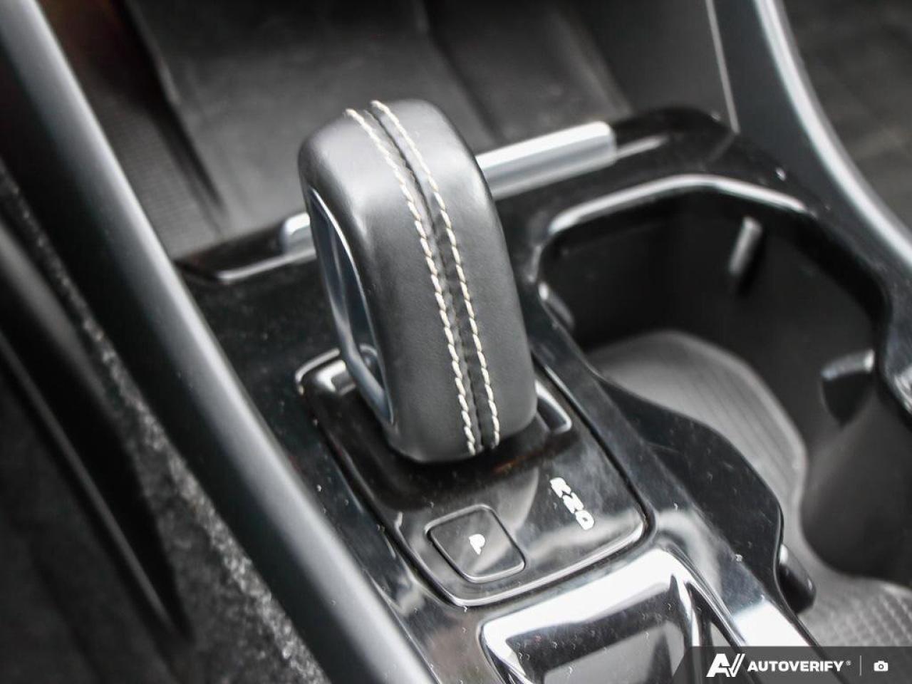 2022 Volvo XC40 R-DesignACCIDENT-FREE, AWD, POWER TAILGATE, SUNROO Photo