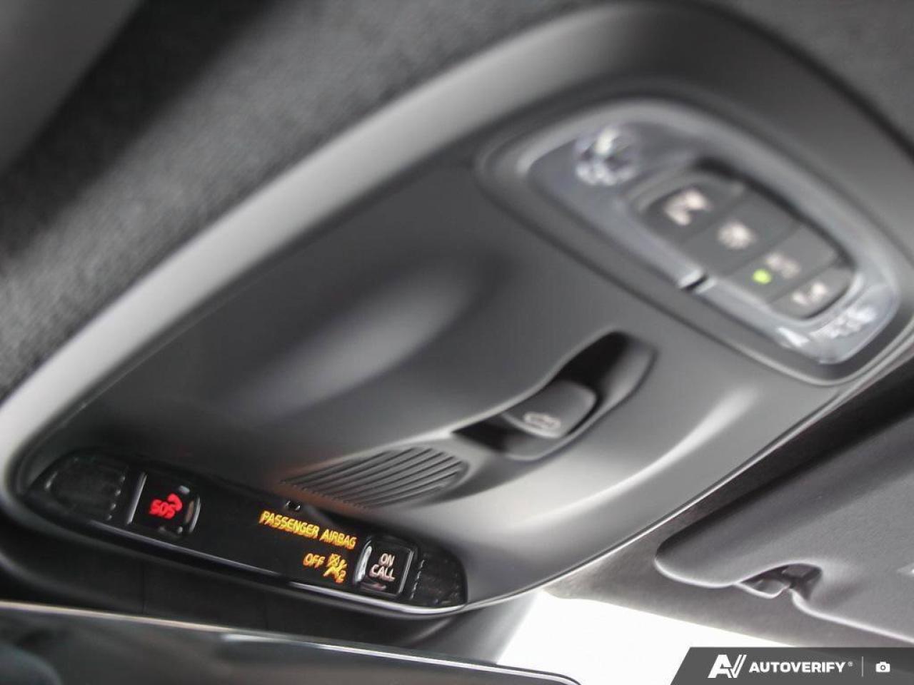 2022 Volvo XC40 R-DesignACCIDENT-FREE, AWD, POWER TAILGATE, SUNROO Photo