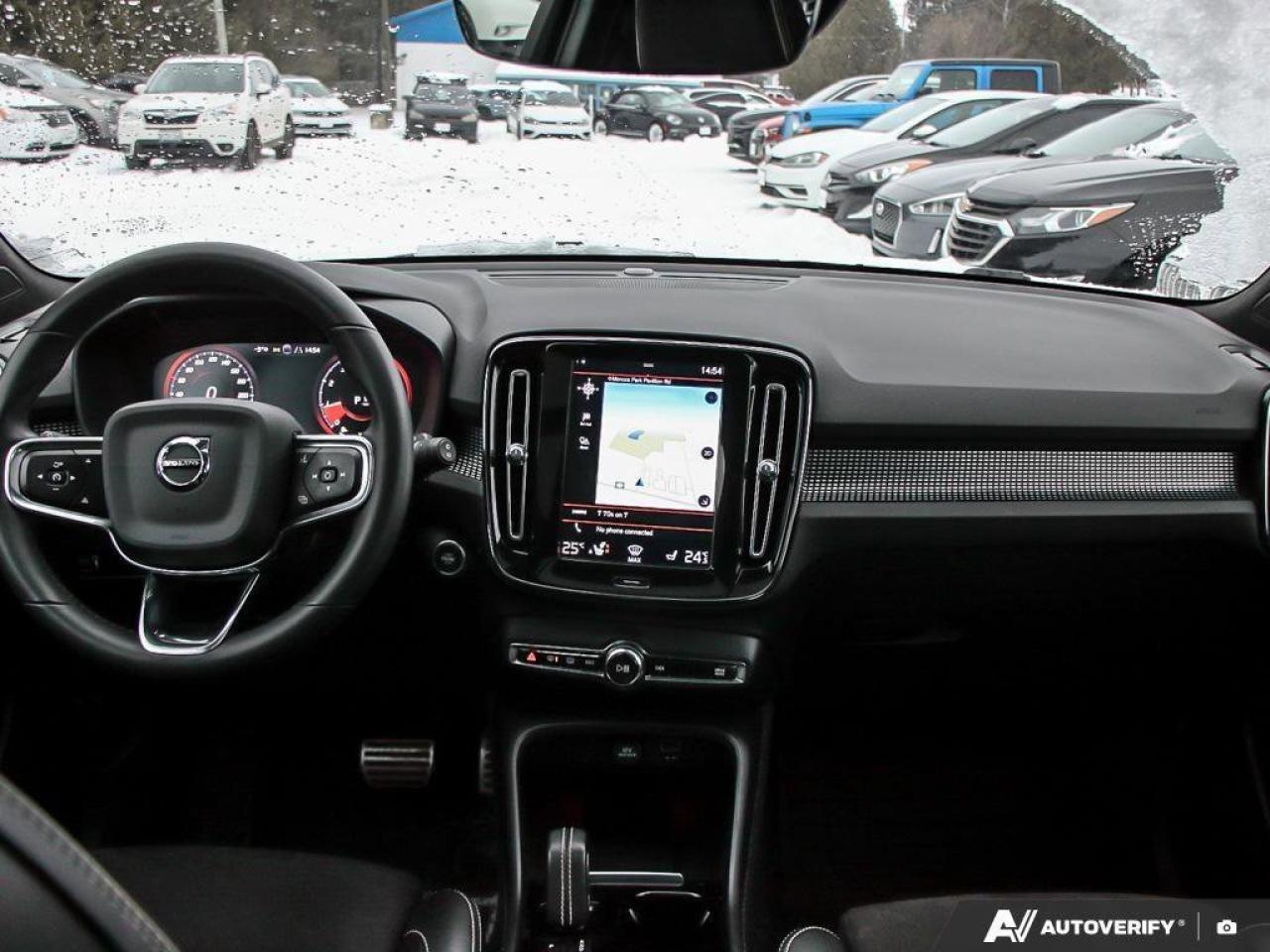 2022 Volvo XC40 R-DesignACCIDENT-FREE, AWD, POWER TAILGATE, SUNROO Photo