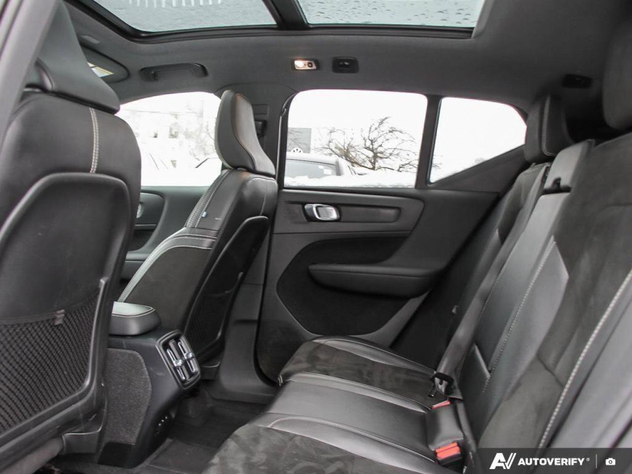 2022 Volvo XC40 R-DesignACCIDENT-FREE, AWD, POWER TAILGATE, SUNROO Photo