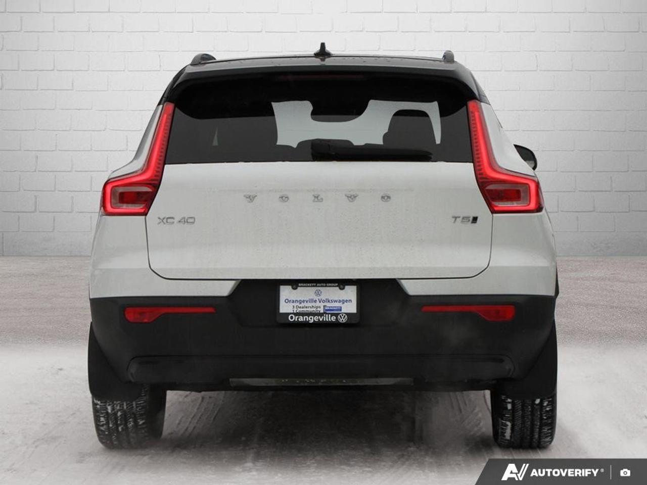 2022 Volvo XC40 R-DesignACCIDENT-FREE, AWD, POWER TAILGATE, SUNROO Photo