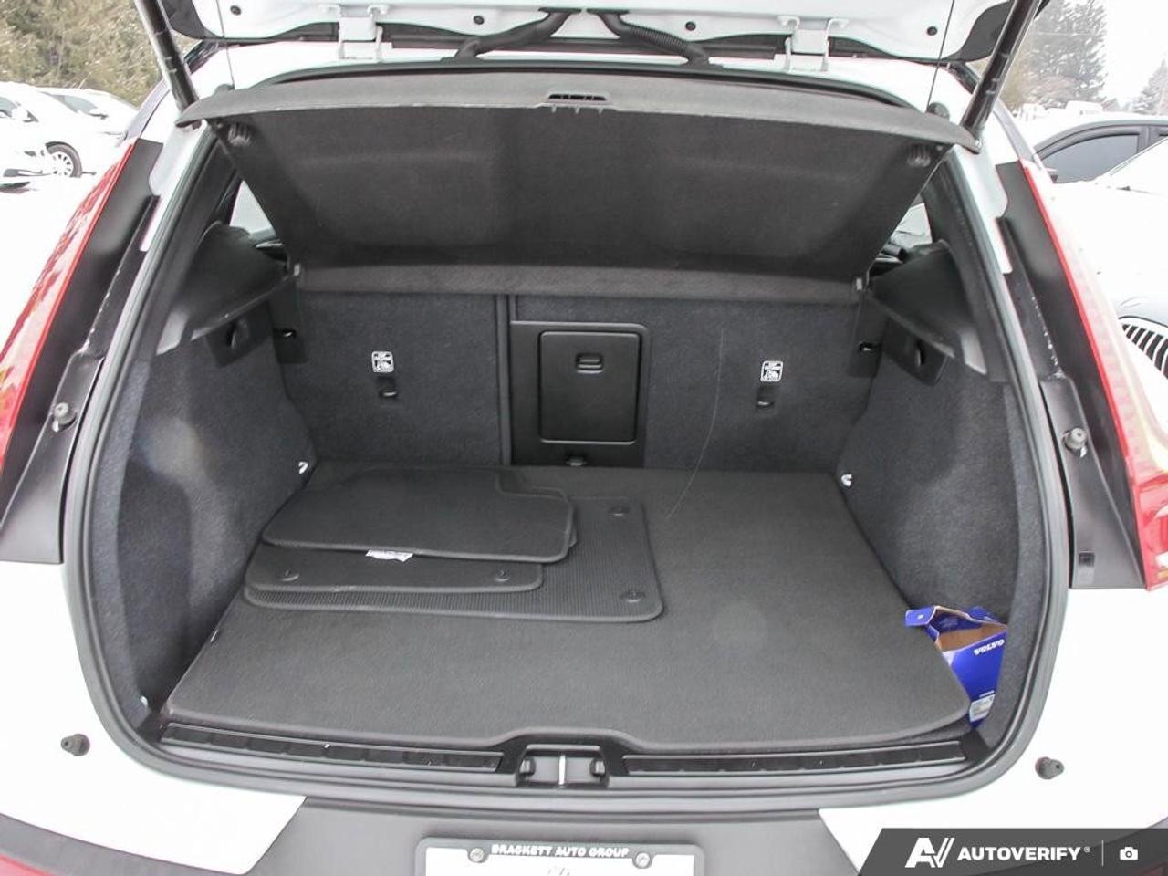 2022 Volvo XC40 R-DesignACCIDENT-FREE, AWD, POWER TAILGATE, SUNROO Photo