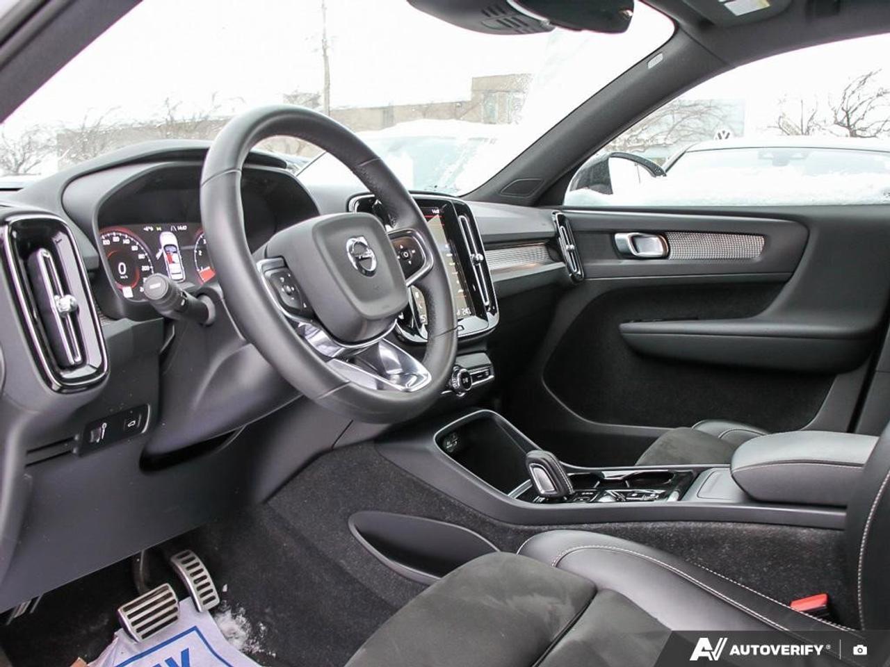 2022 Volvo XC40 R-DesignACCIDENT-FREE, AWD, POWER TAILGATE, SUNROO Photo