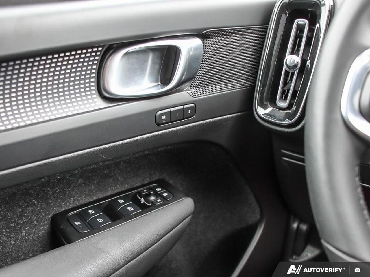 2022 Volvo XC40 R-DesignACCIDENT-FREE, AWD, POWER TAILGATE, SUNROO Photo