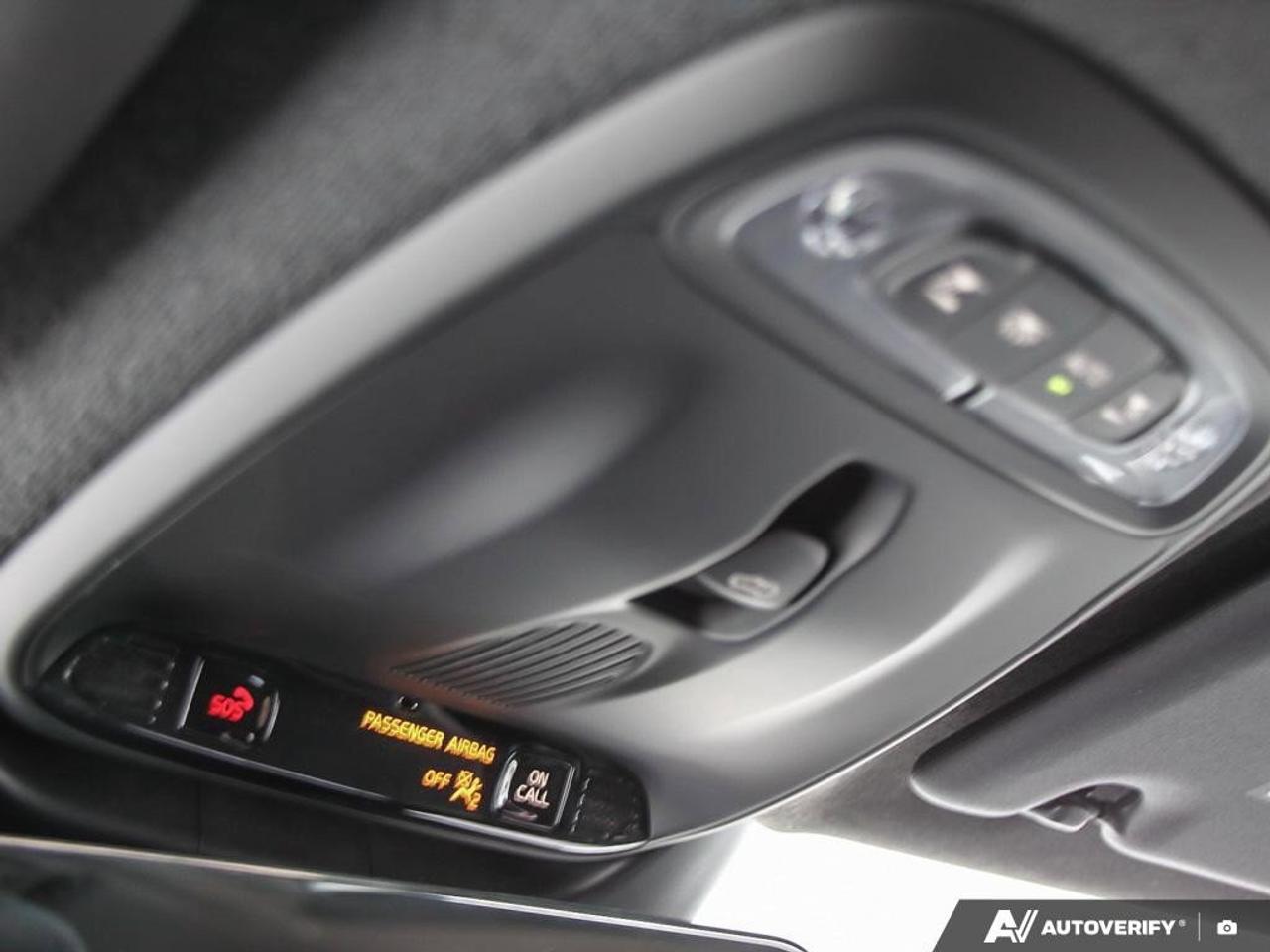 2022 Volvo XC40 R-DesignACCIDENT-FREE, AWD, POWER TAILGATE, SUNROO Photo