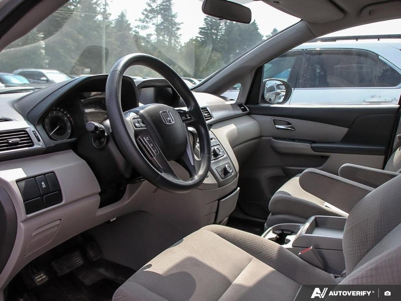 2015 Honda Odyssey SEAS-TRADED, BACKUP CAM, BLUETOOTH, TRI-ZONE CLIMA Photo