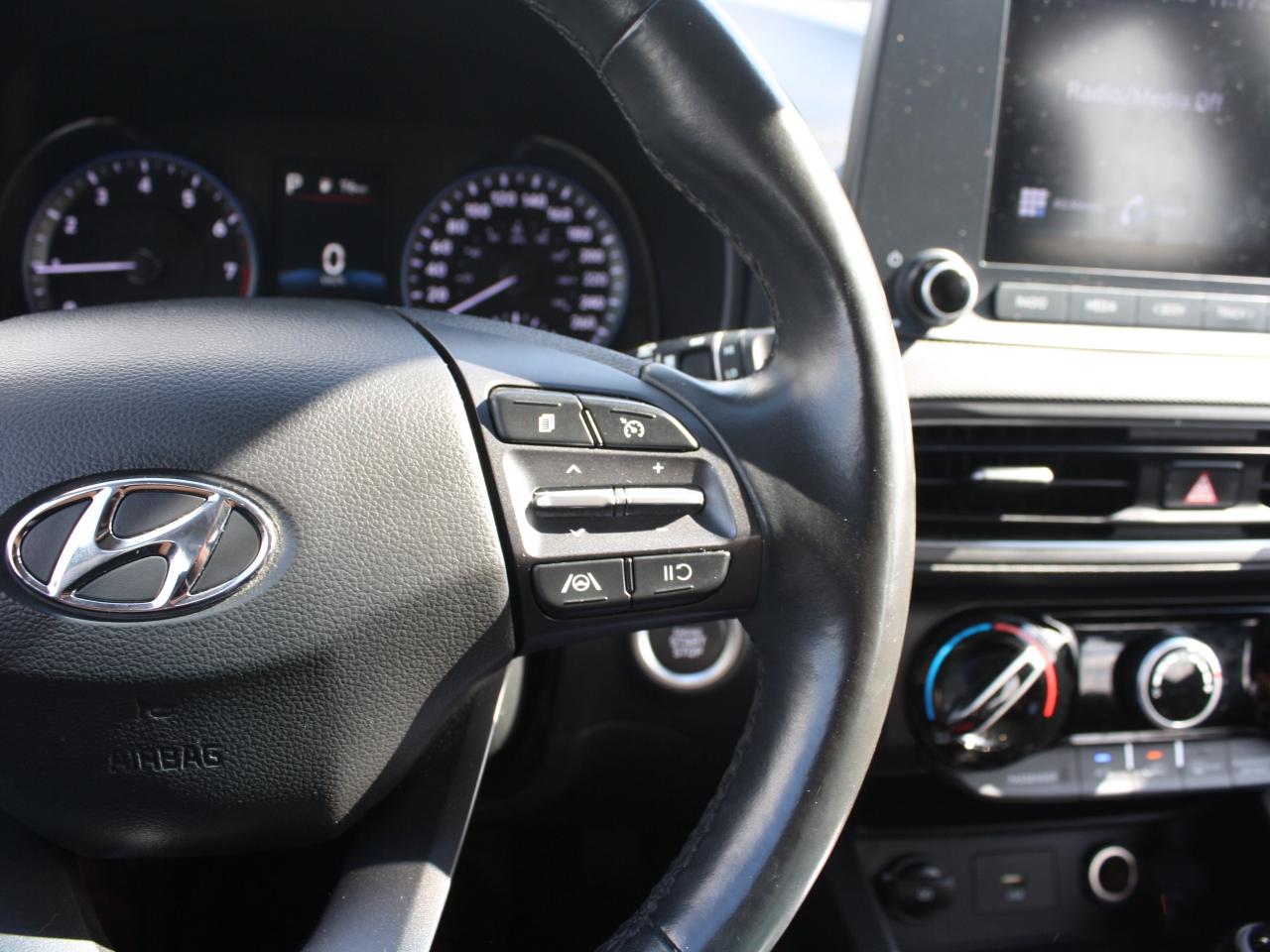 2022 Hyundai KONA Preferred AWD / Heated Seats / Sunroof / Bluetooth Photo