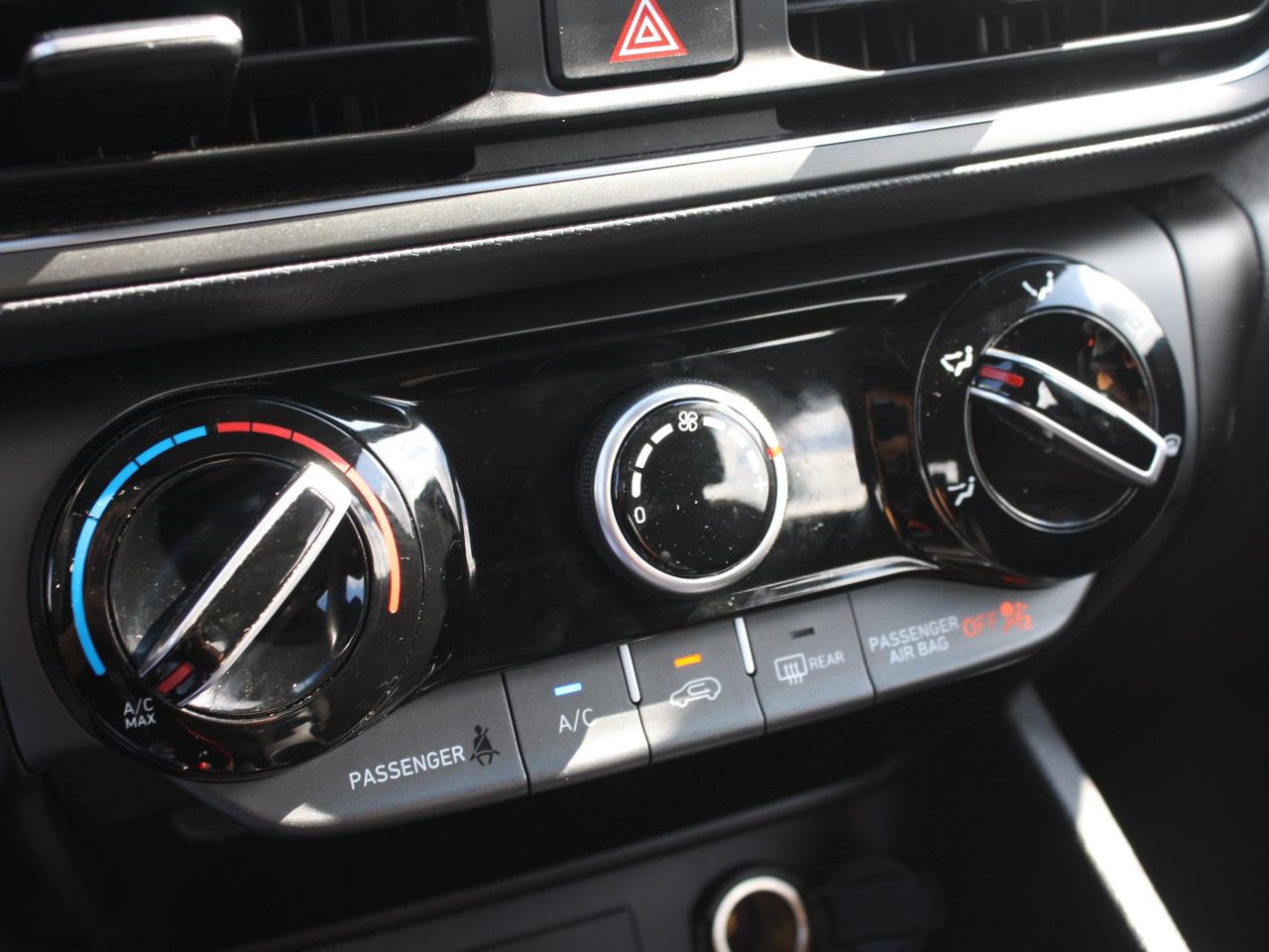 2022 Hyundai KONA Preferred AWD / Heated Seats / Sunroof / Bluetooth Photo