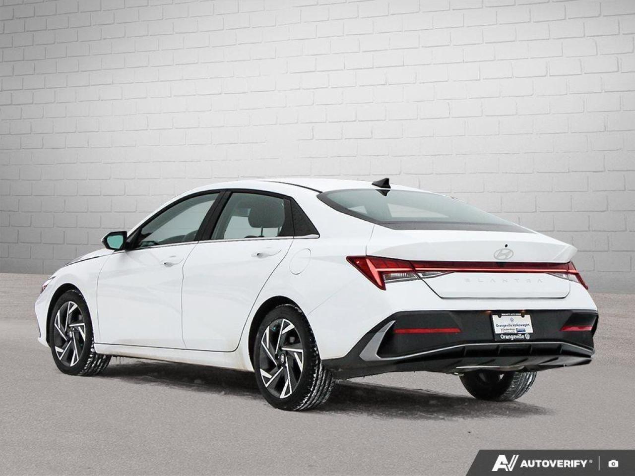 2024 Hyundai Elantra LuxuryONE-OWNER, ACCIDENT-FREE, SUNROOF, LEATHER, Photo