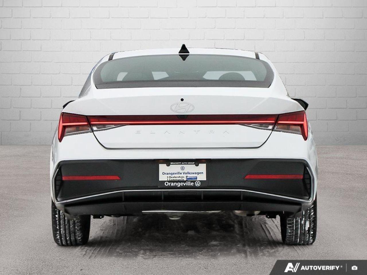 2024 Hyundai Elantra LuxuryONE-OWNER, ACCIDENT-FREE, SUNROOF, LEATHER, Photo