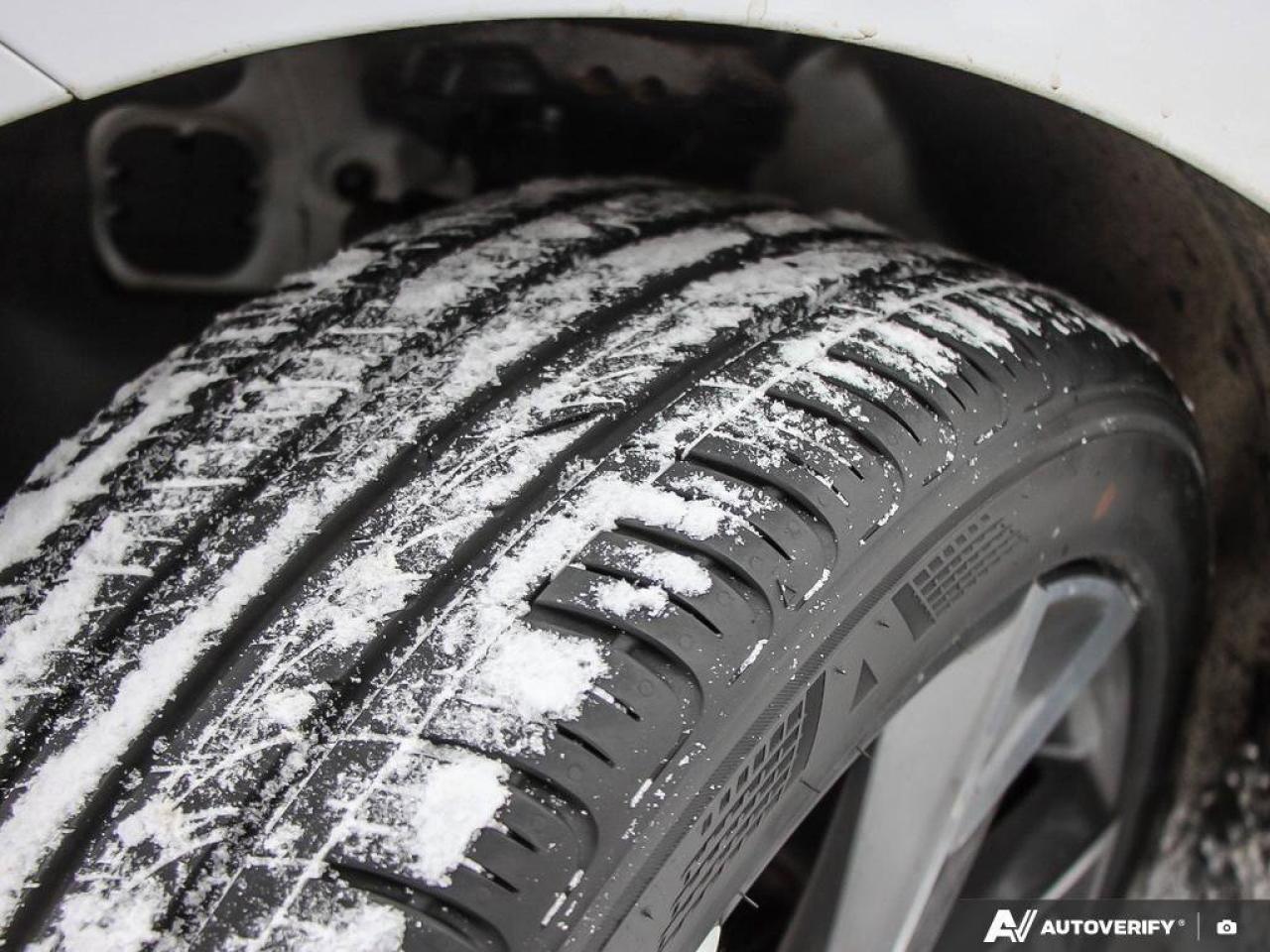 2024 Hyundai Elantra LuxuryONE-OWNER, ACCIDENT-FREE, SUNROOF, LEATHER, Photo