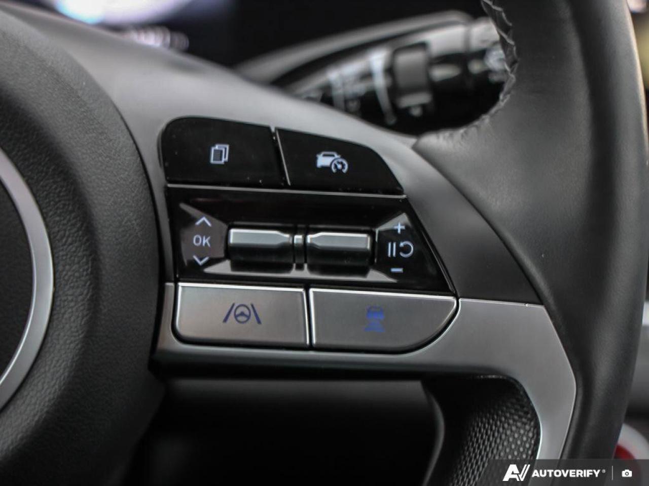 2024 Hyundai Elantra LuxuryONE-OWNER, ACCIDENT-FREE, SUNROOF, LEATHER, Photo