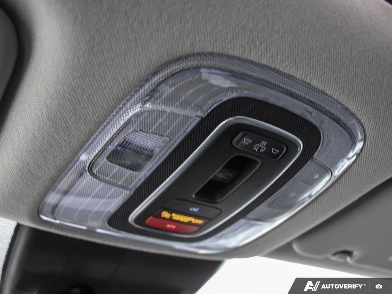 2024 Hyundai Elantra LuxuryONE-OWNER, ACCIDENT-FREE, SUNROOF, LEATHER, Photo