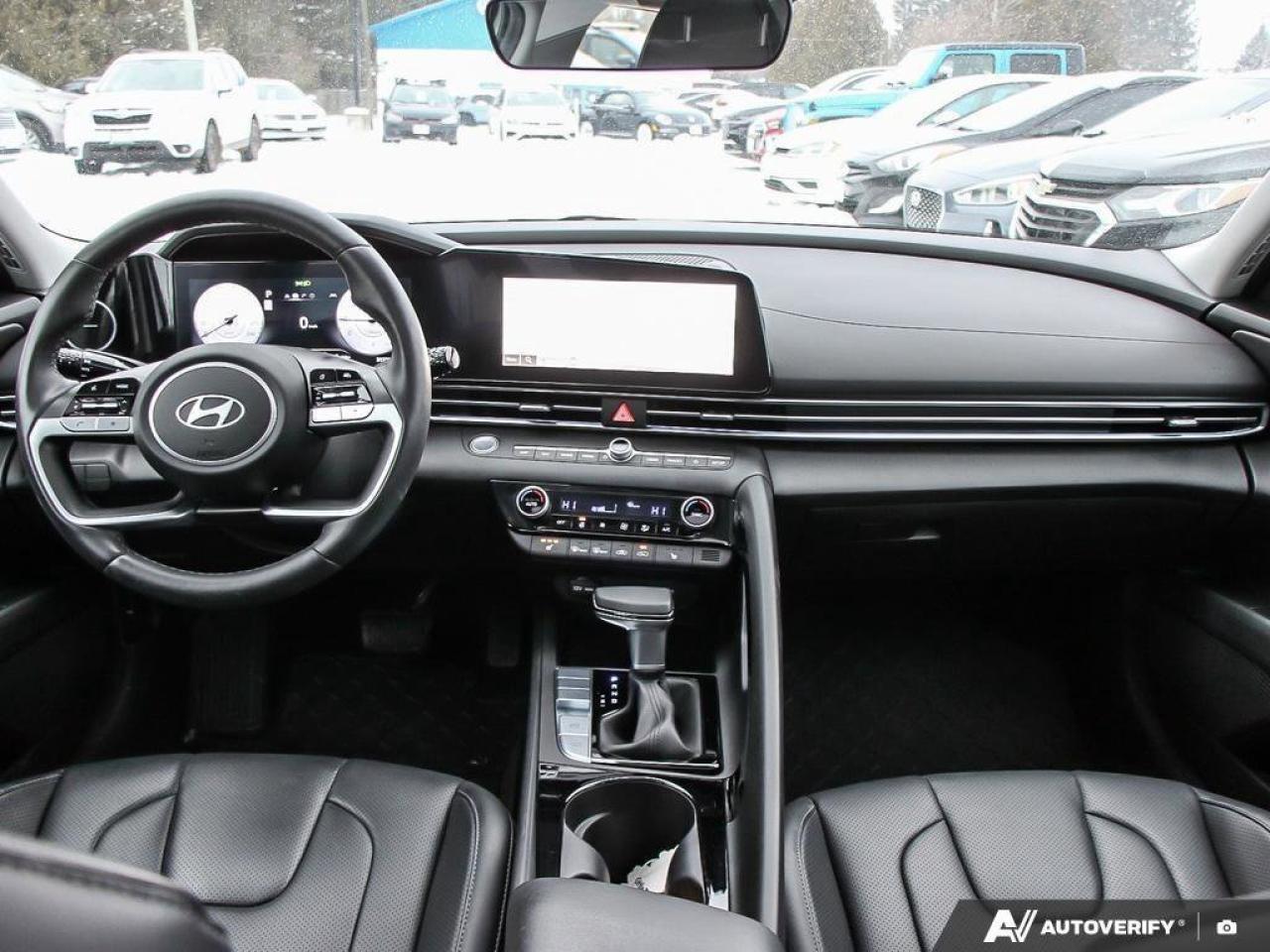 2024 Hyundai Elantra LuxuryONE-OWNER, ACCIDENT-FREE, SUNROOF, LEATHER, Photo