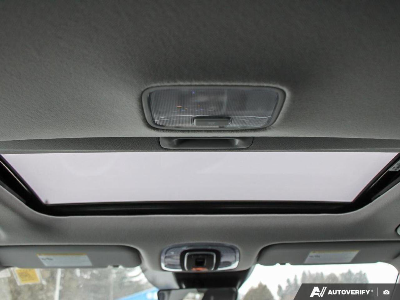 2024 Hyundai Elantra LuxuryONE-OWNER, ACCIDENT-FREE, SUNROOF, LEATHER, Photo