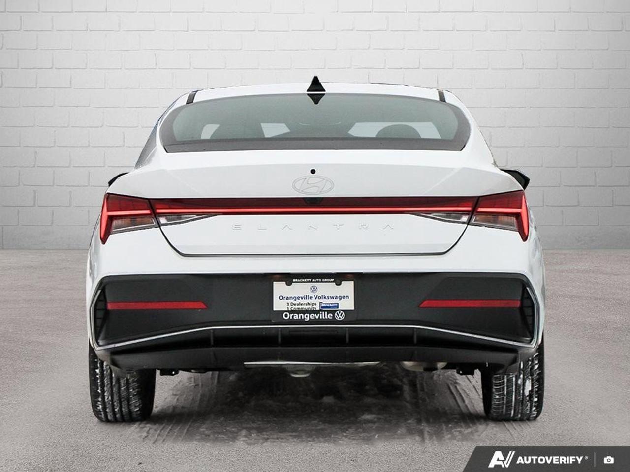 2024 Hyundai Elantra LuxuryONE-OWNER, ACCIDENT-FREE, SUNROOF, LEATHER, Photo