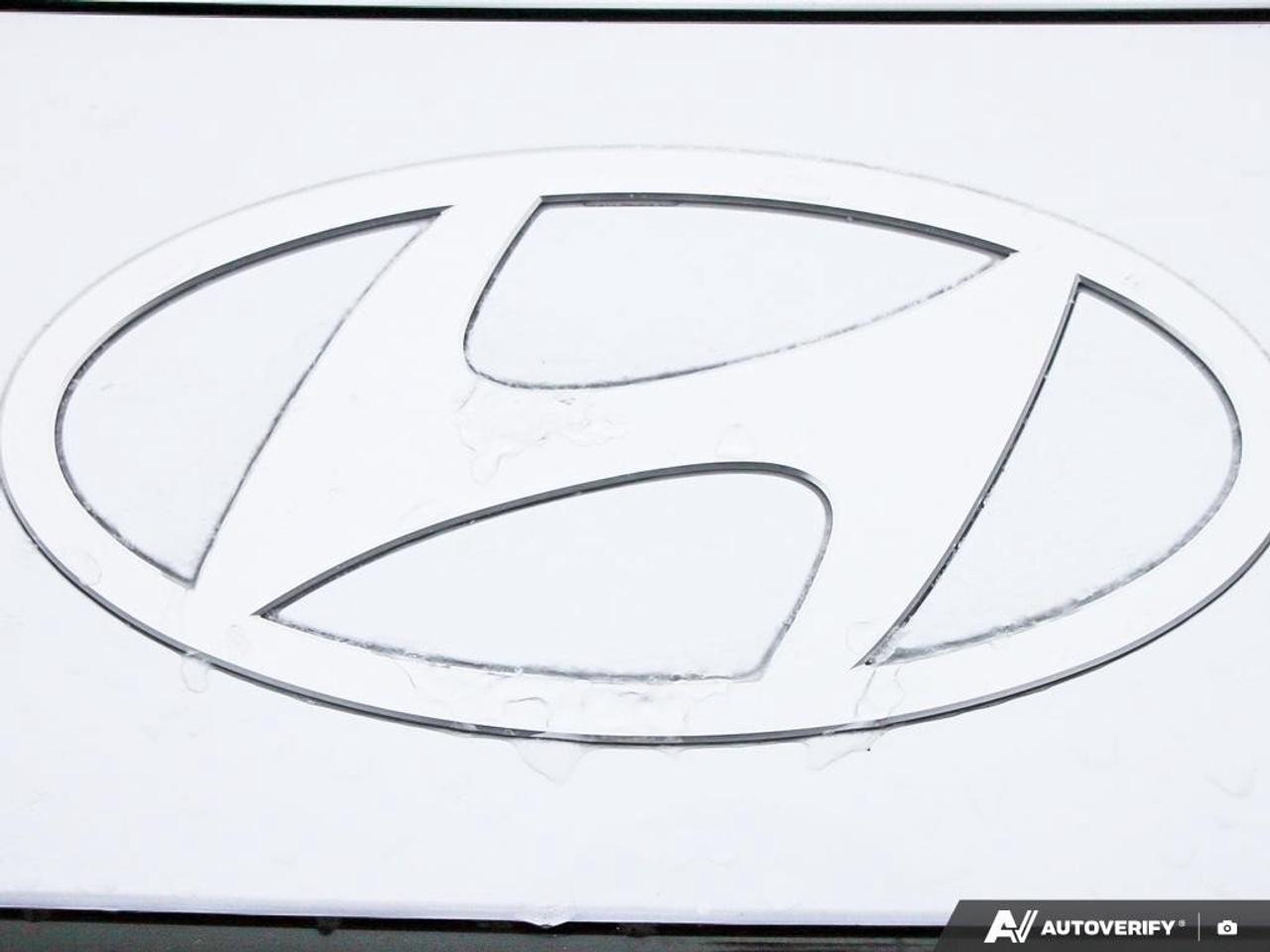 2024 Hyundai Elantra LuxuryONE-OWNER, ACCIDENT-FREE, SUNROOF, LEATHER, Photo