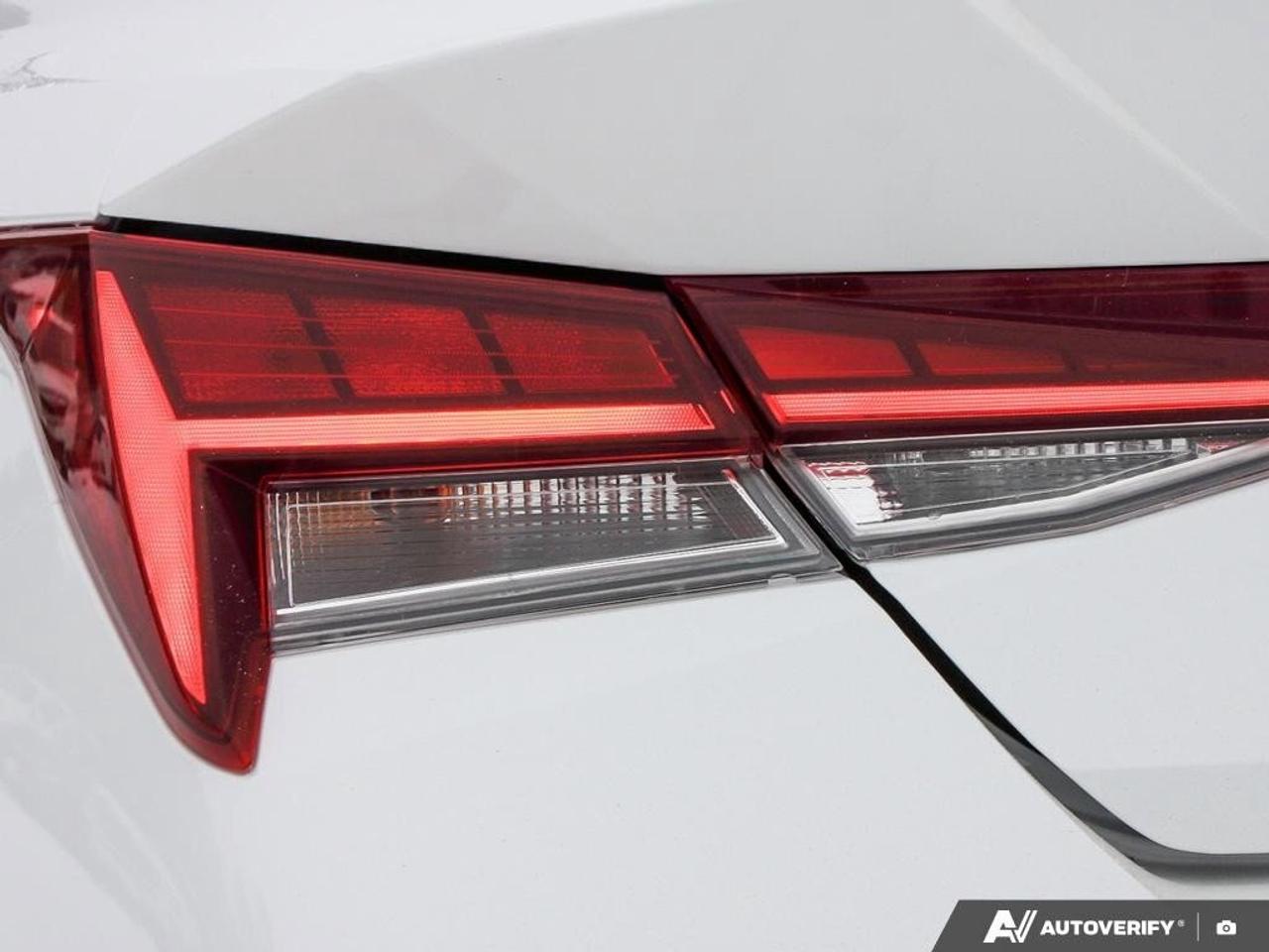 2024 Hyundai Elantra LuxuryONE-OWNER, ACCIDENT-FREE, SUNROOF, LEATHER, Photo