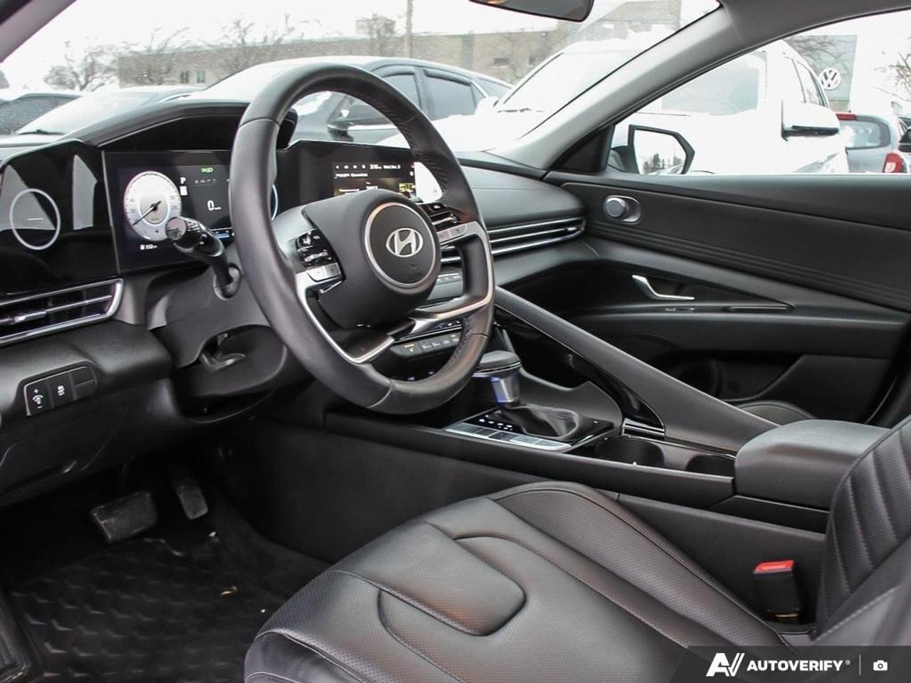 2024 Hyundai Elantra LuxuryONE-OWNER, ACCIDENT-FREE, SUNROOF, LEATHER, Photo