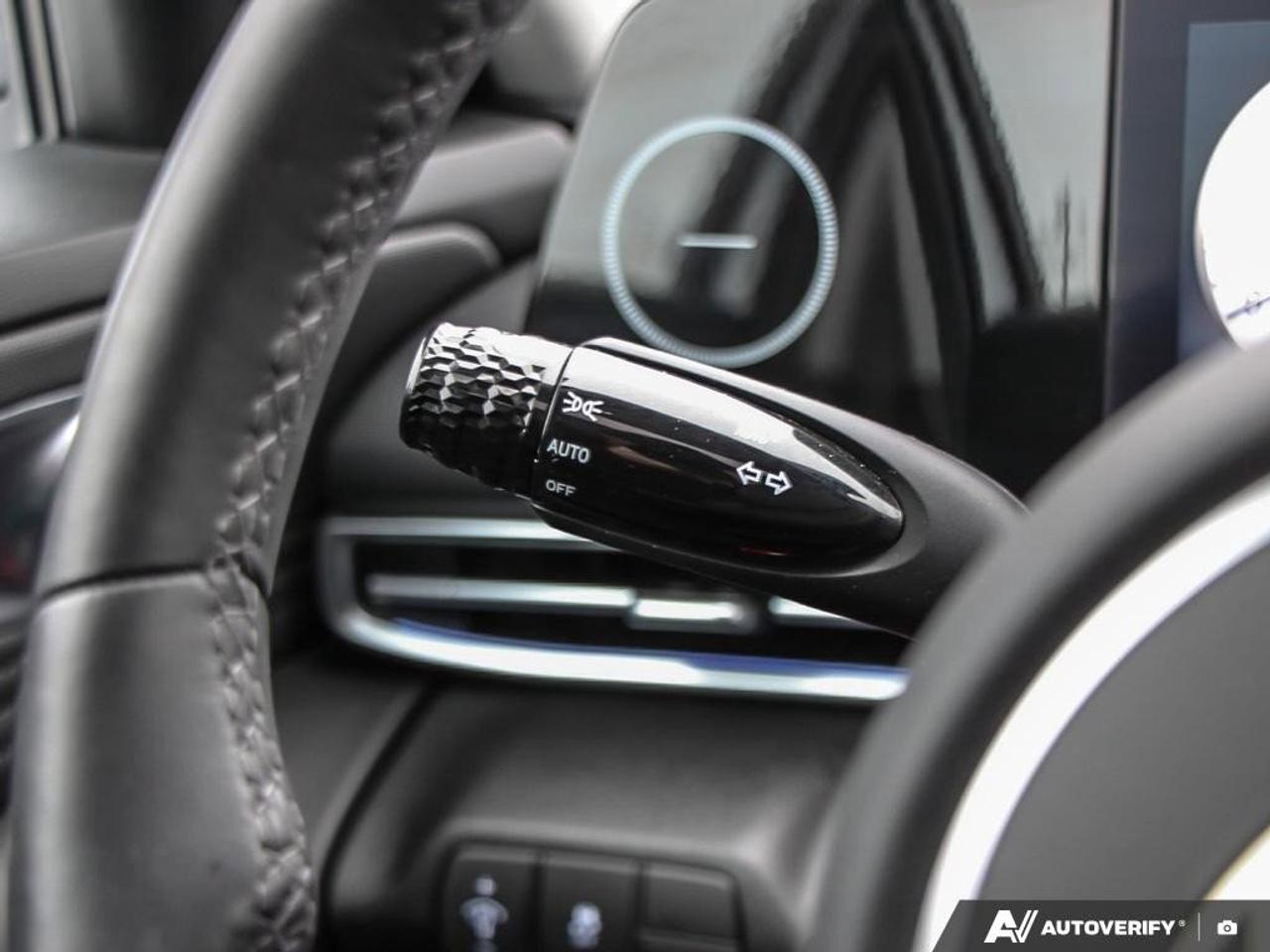 2024 Hyundai Elantra LuxuryONE-OWNER, ACCIDENT-FREE, SUNROOF, LEATHER, Photo